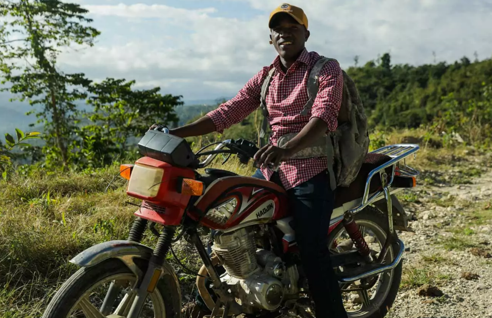 Moto-taxi sur une route rurale