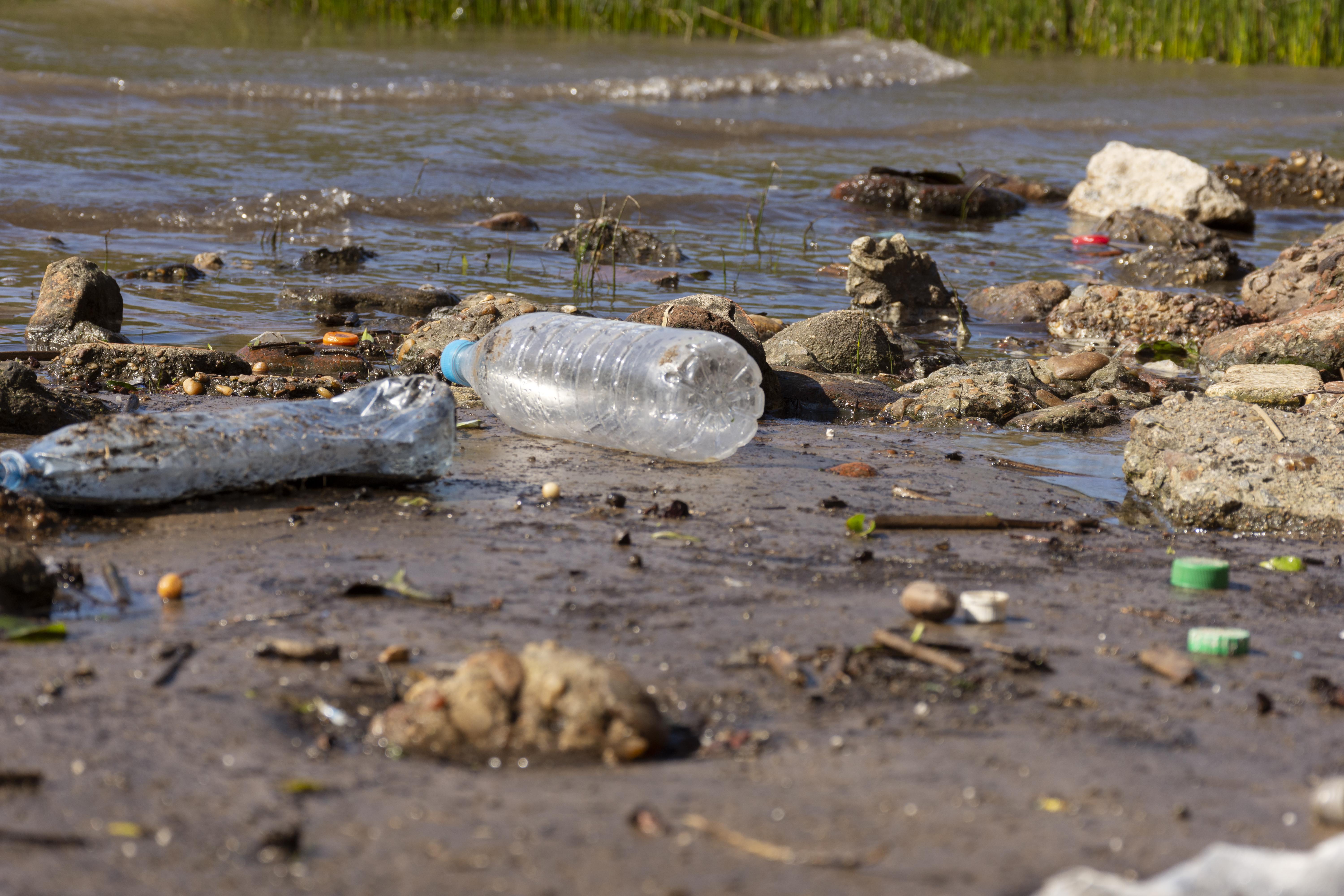 Déchets dans la rivière